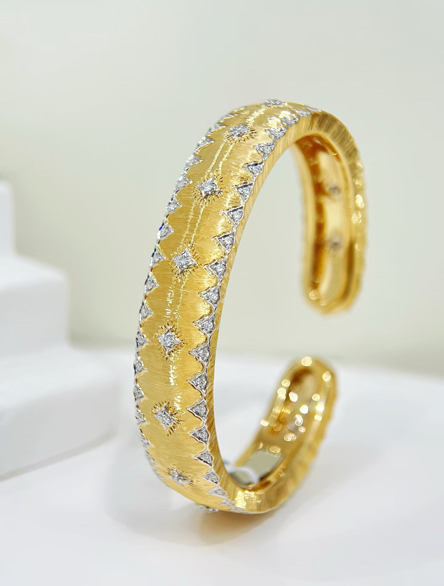 Vintage 18k Gold Diamond Bracelet (Item No. VT473）