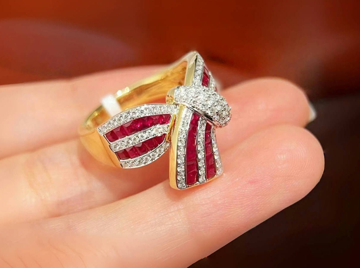 Classic Tie 18k Gold Diamond Ring (Item No. VT228）