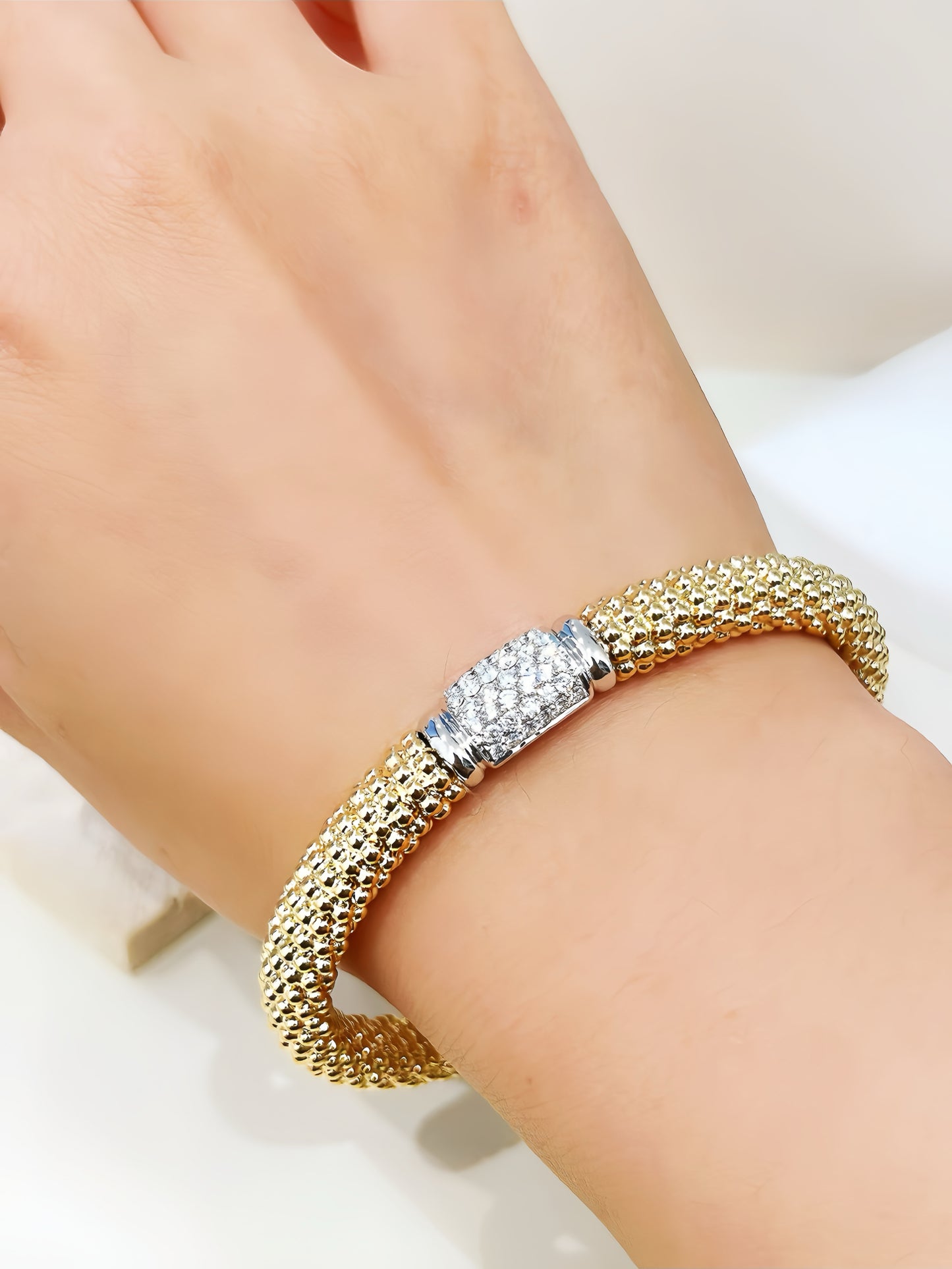 Weaving Vintage 18k Gold Diamond Bracelet (Item No. VT427）