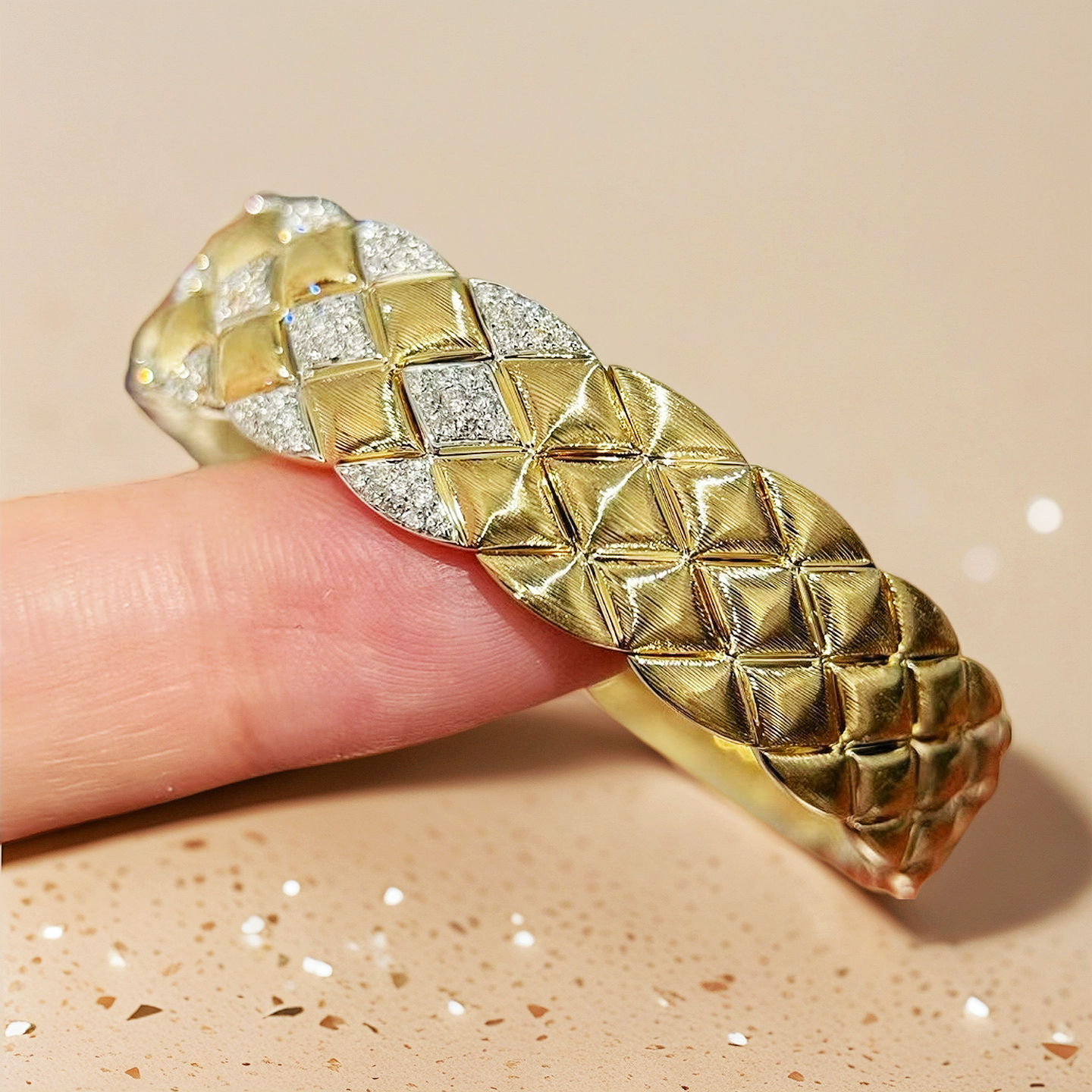 Weaving Vintage 18k Gold Diamond Bracelet (Item No. VT001）