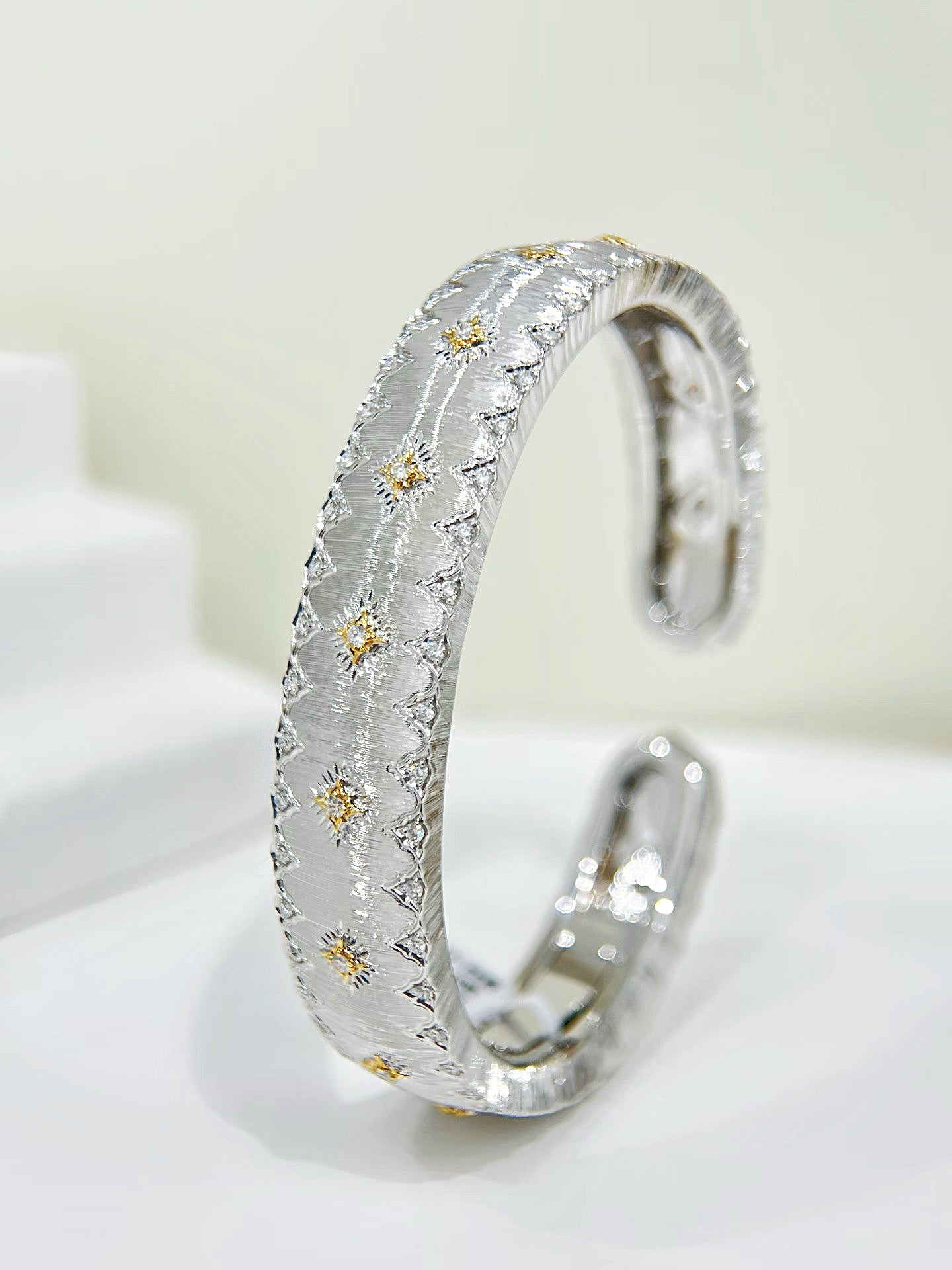 Vintage 18k Gold Diamond Bracelet (Item No. VT473）
