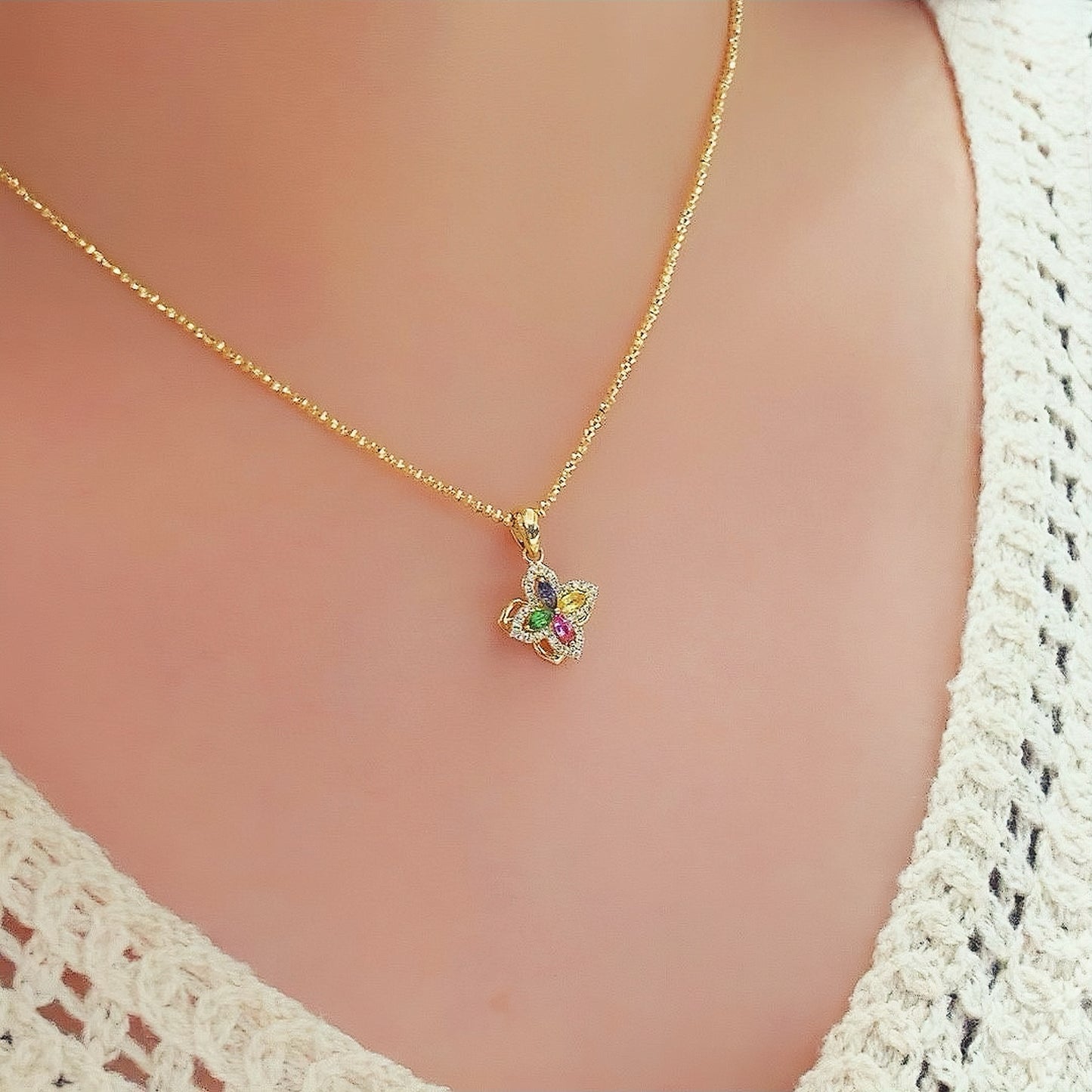 Four-leaf Clover Rotatable 18k Gold Diamond Sapphire Pendant (Item No. VT102）