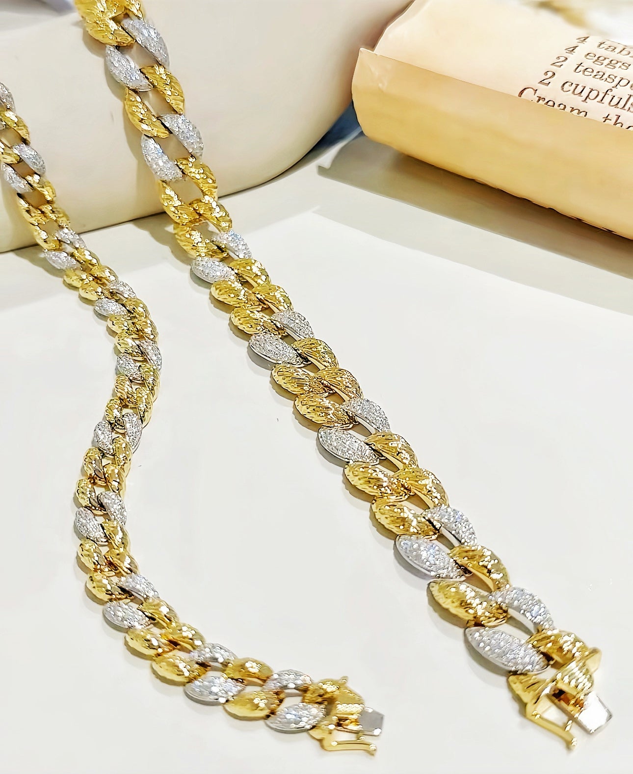 Cuban Link 18k Gold Diamond Bracelet (Item No. VT389）