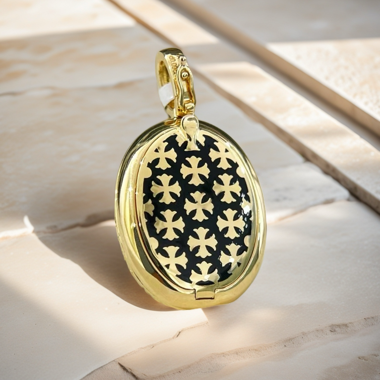 Alphabet Box 18k Gold Diamond Pendant (Item No. VT255）