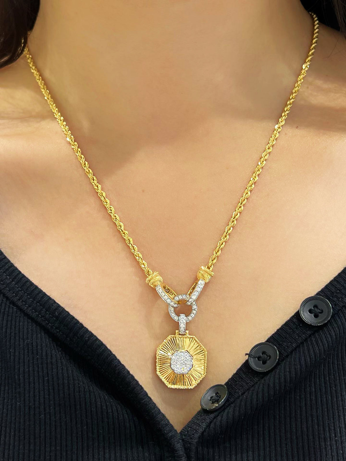 Vintage 18k Gold Diamond Pendant (Item No. VT532）
