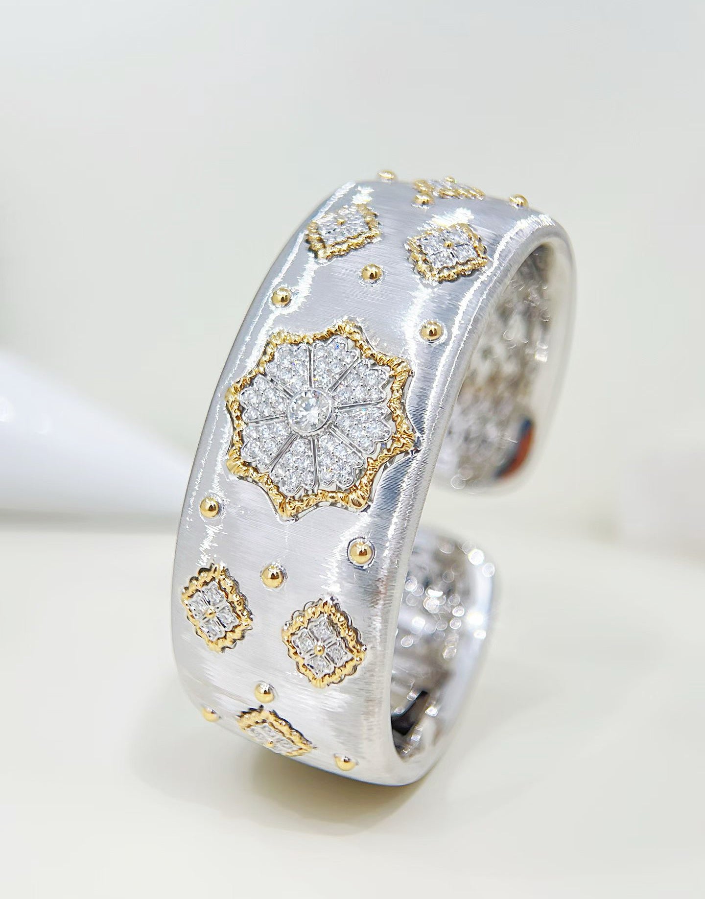 Vintage 18k Gold Diamond Bracelet (Item No. VT474）