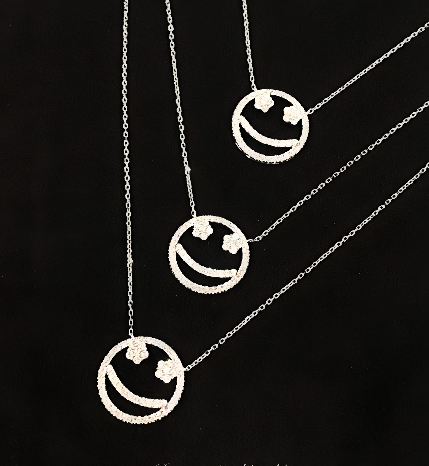 Smile 18k Gold Diamond Pendant (Item No. VT113）