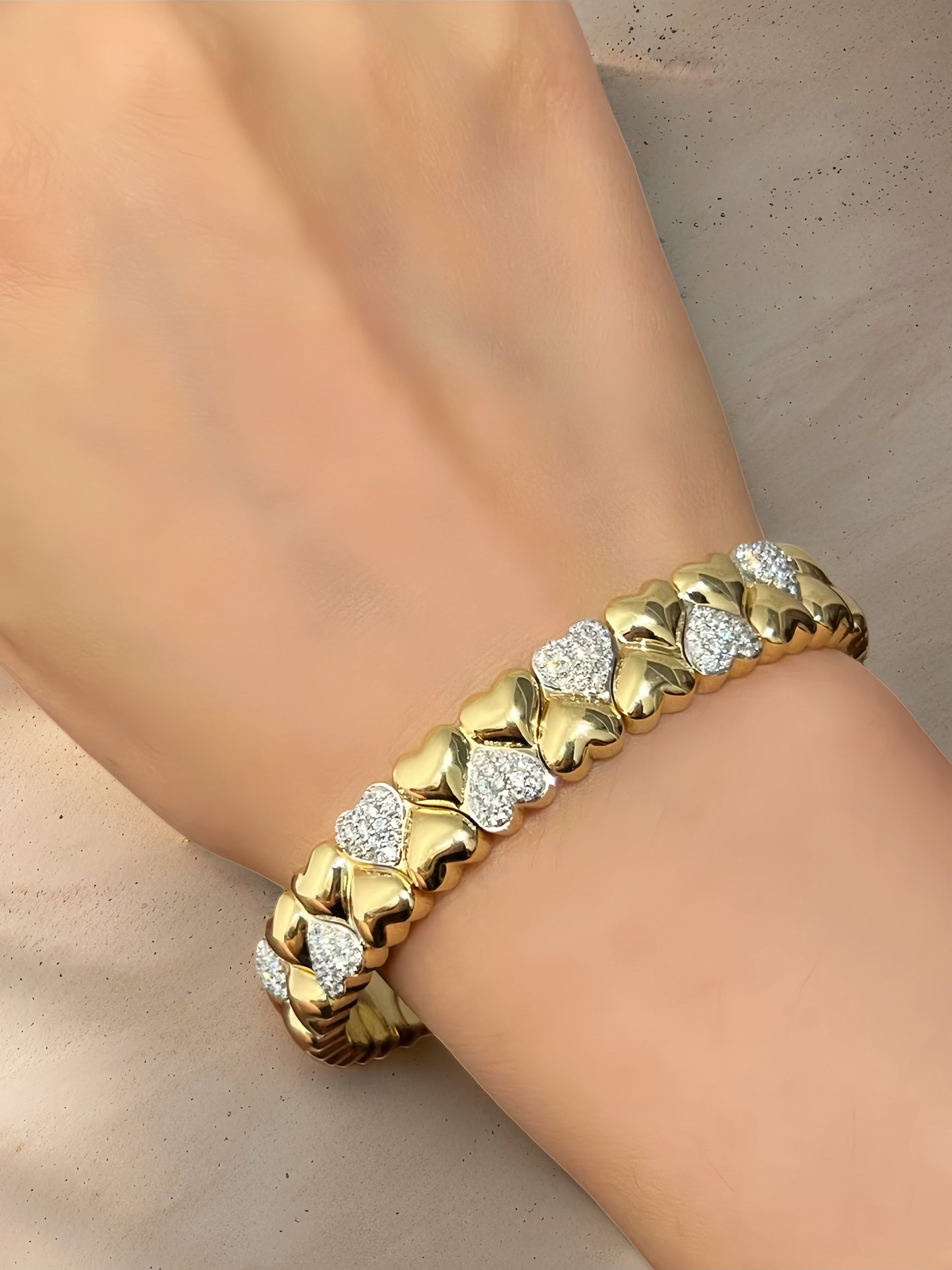 Heart 18k Gold Diamond Bracelet (Item No. VT220）