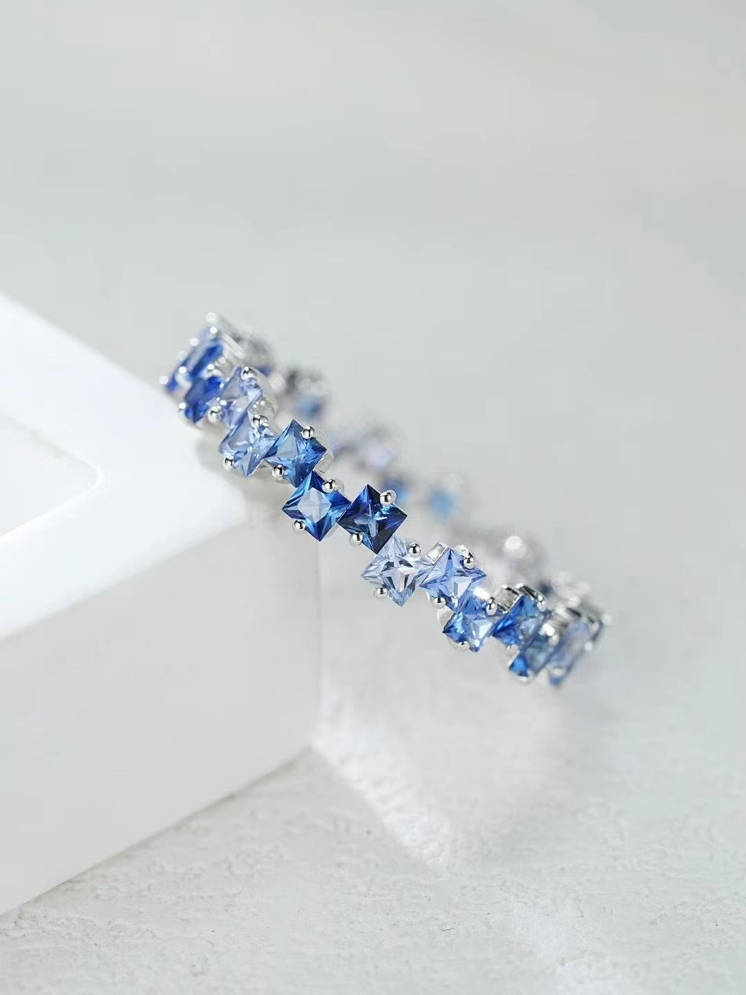 2.5mm Rainbow Sapphire 18k Gold Ring (Item No. SA110）