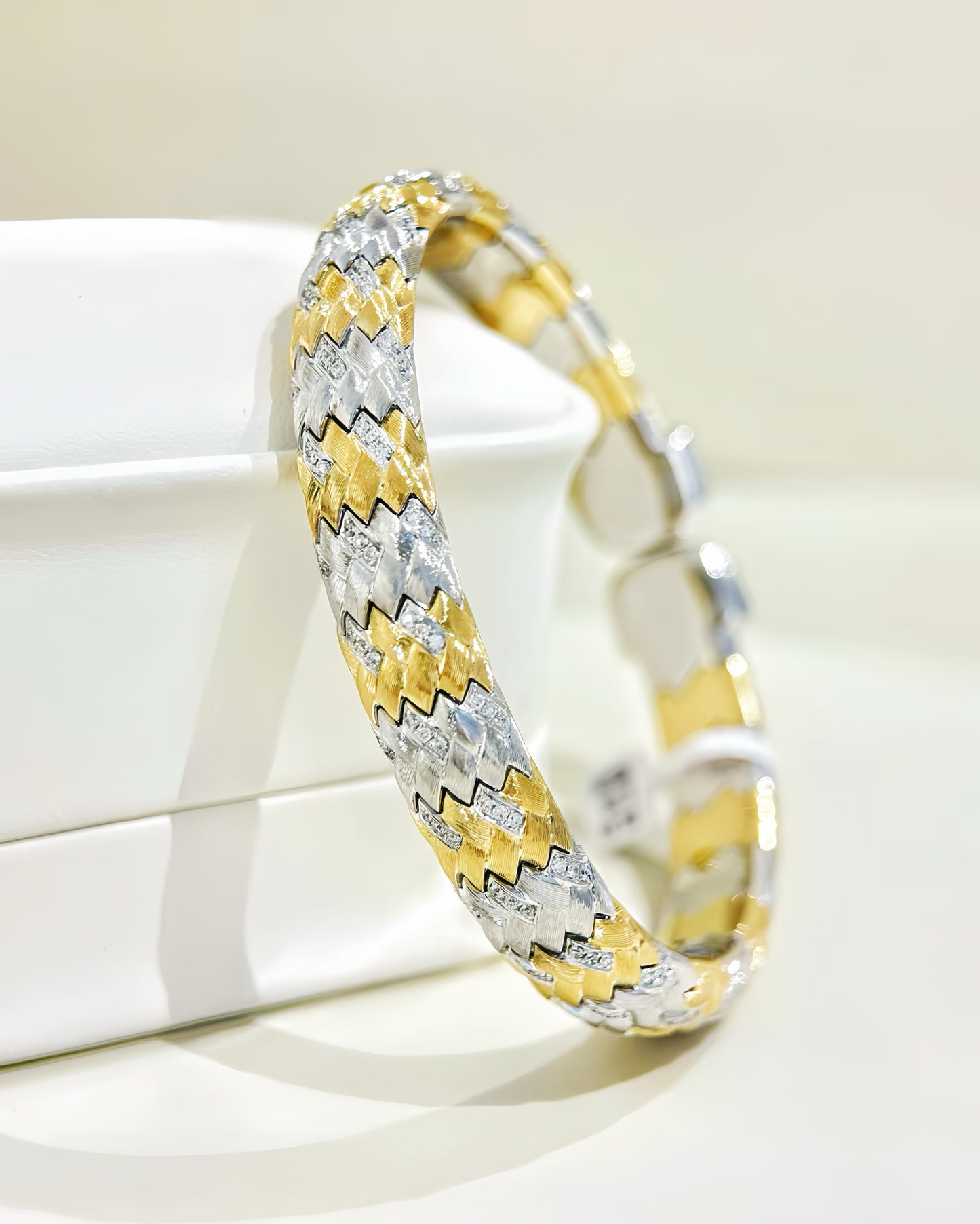 Weaving Vintage 18k Gold Diamond Bracelet (Item No. VT338)