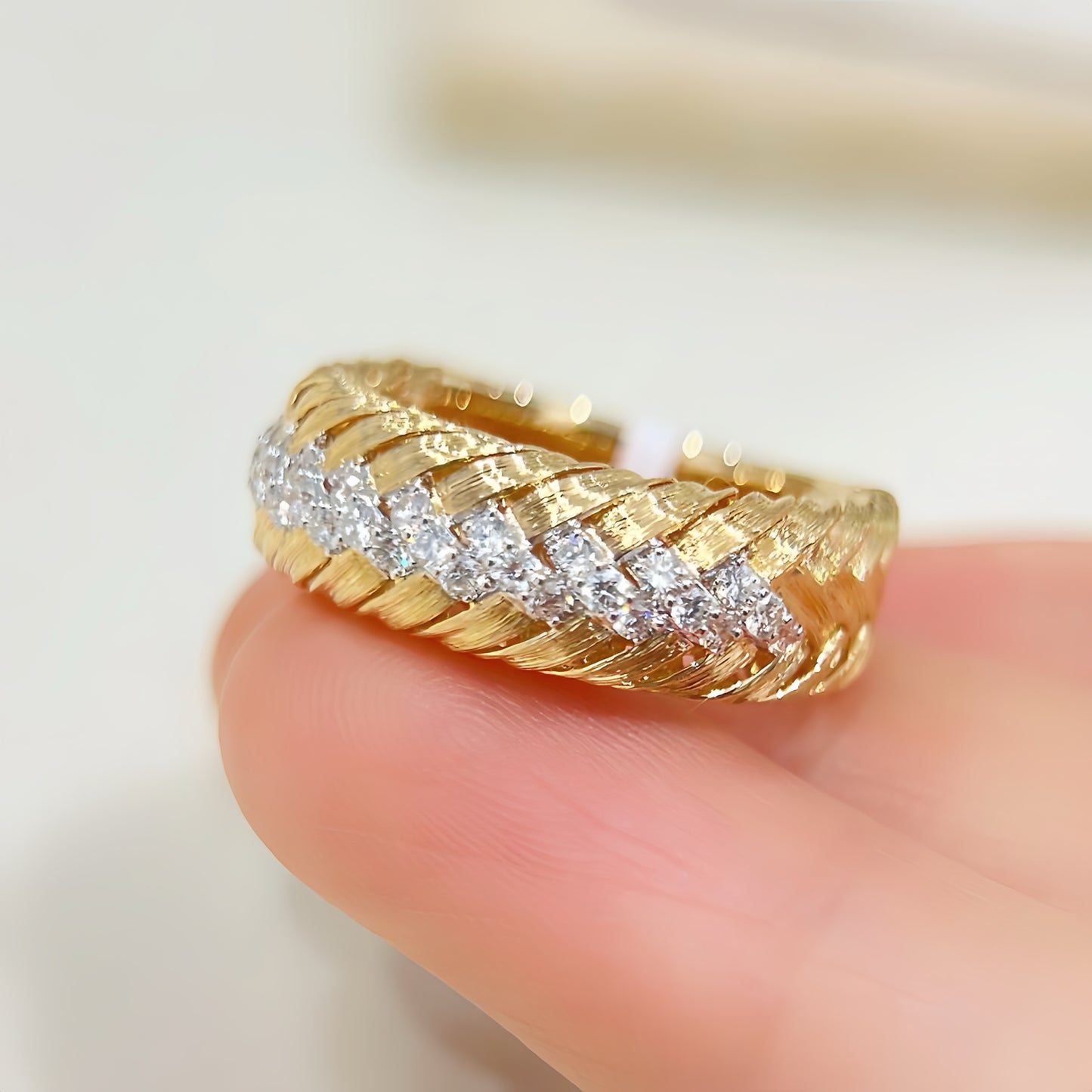 Weaving Vintage 18k Gold Diamond Ring (Item No. VT303)