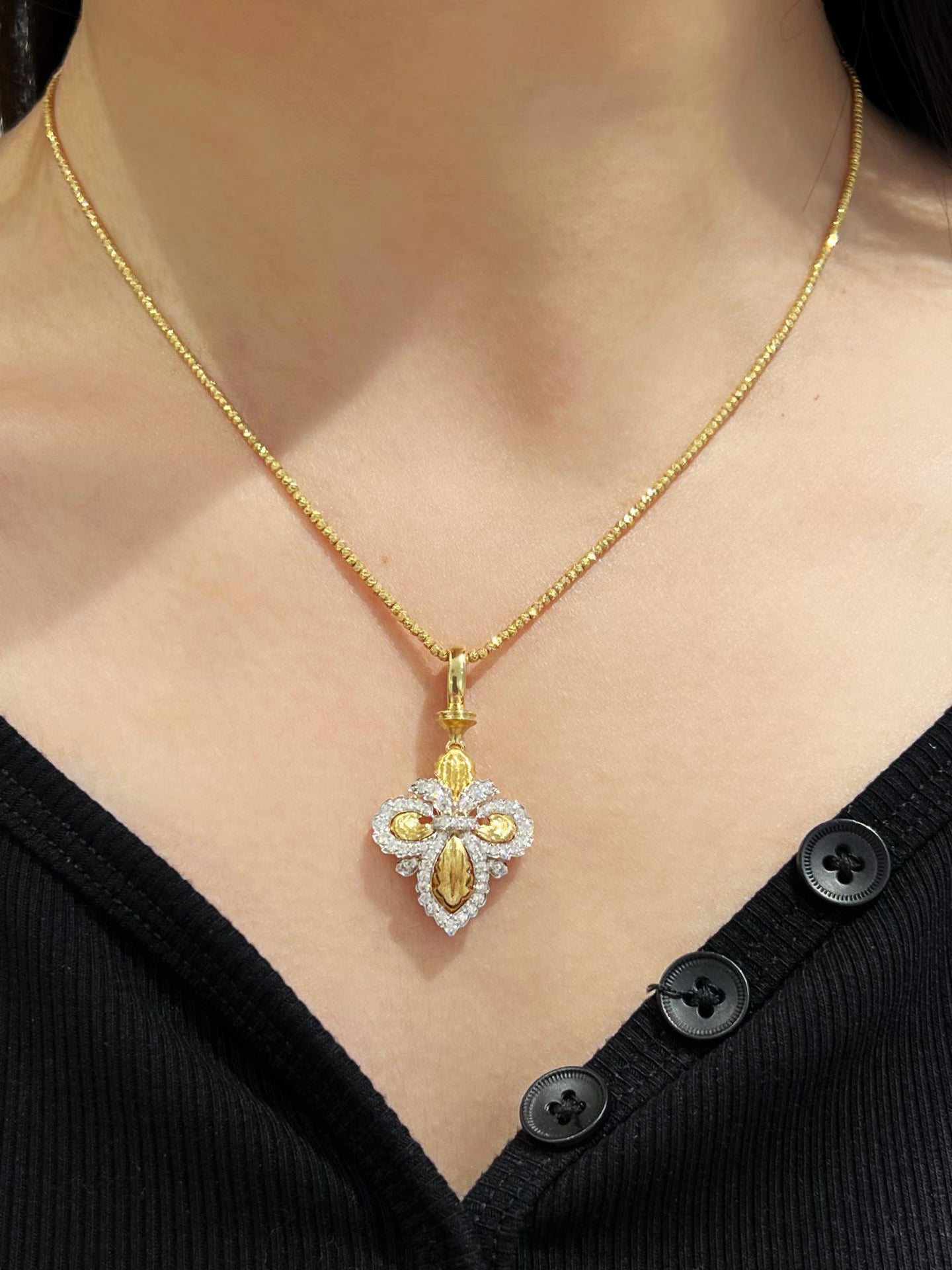 Flower 18k Gold Diamond Pendant (Item No. VT465）