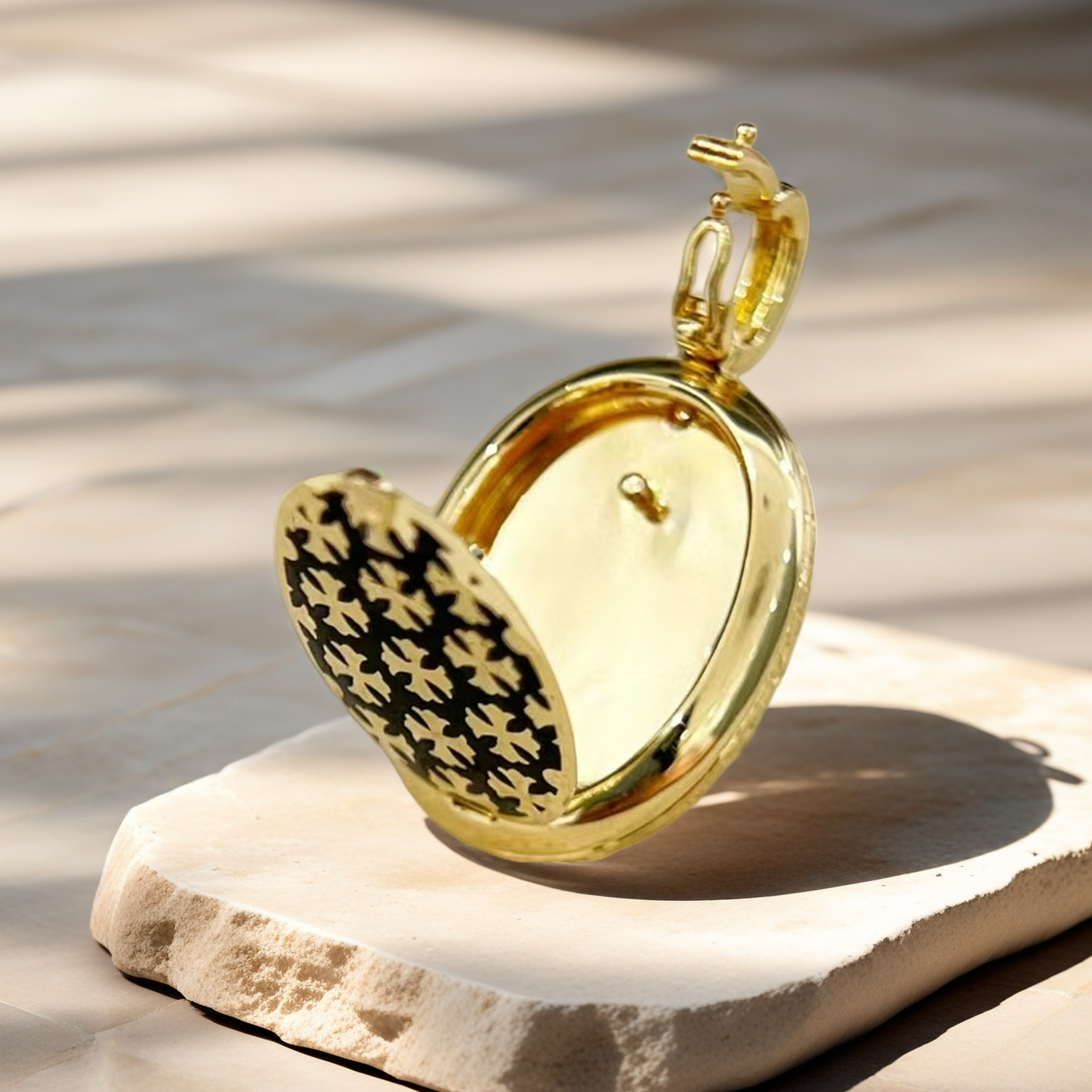 Alphabet Box 18k Gold Diamond Pendant (Item No. VT255）