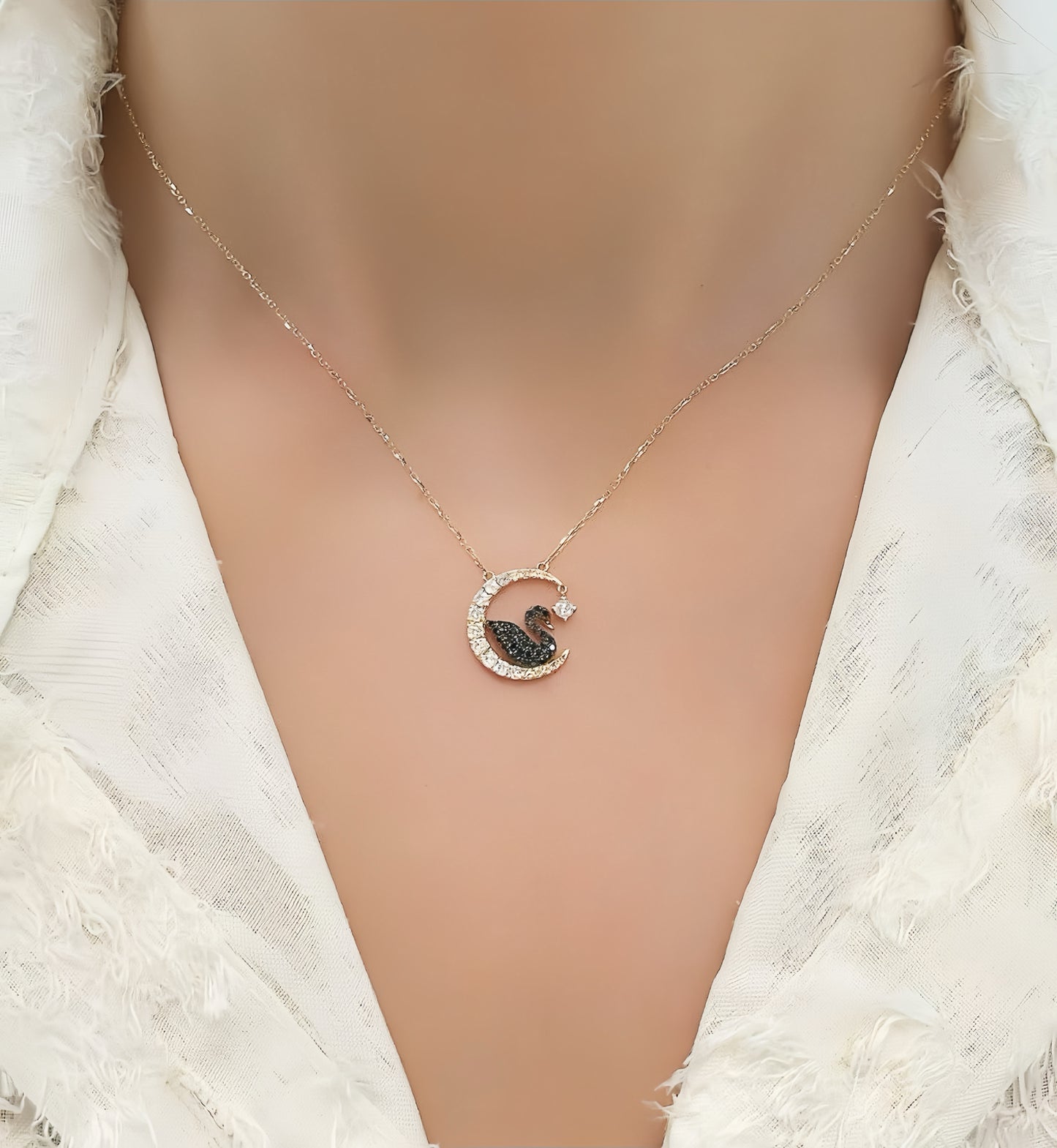 Black Swan 18k Gold Diamond Pendant (Item No. VT116）