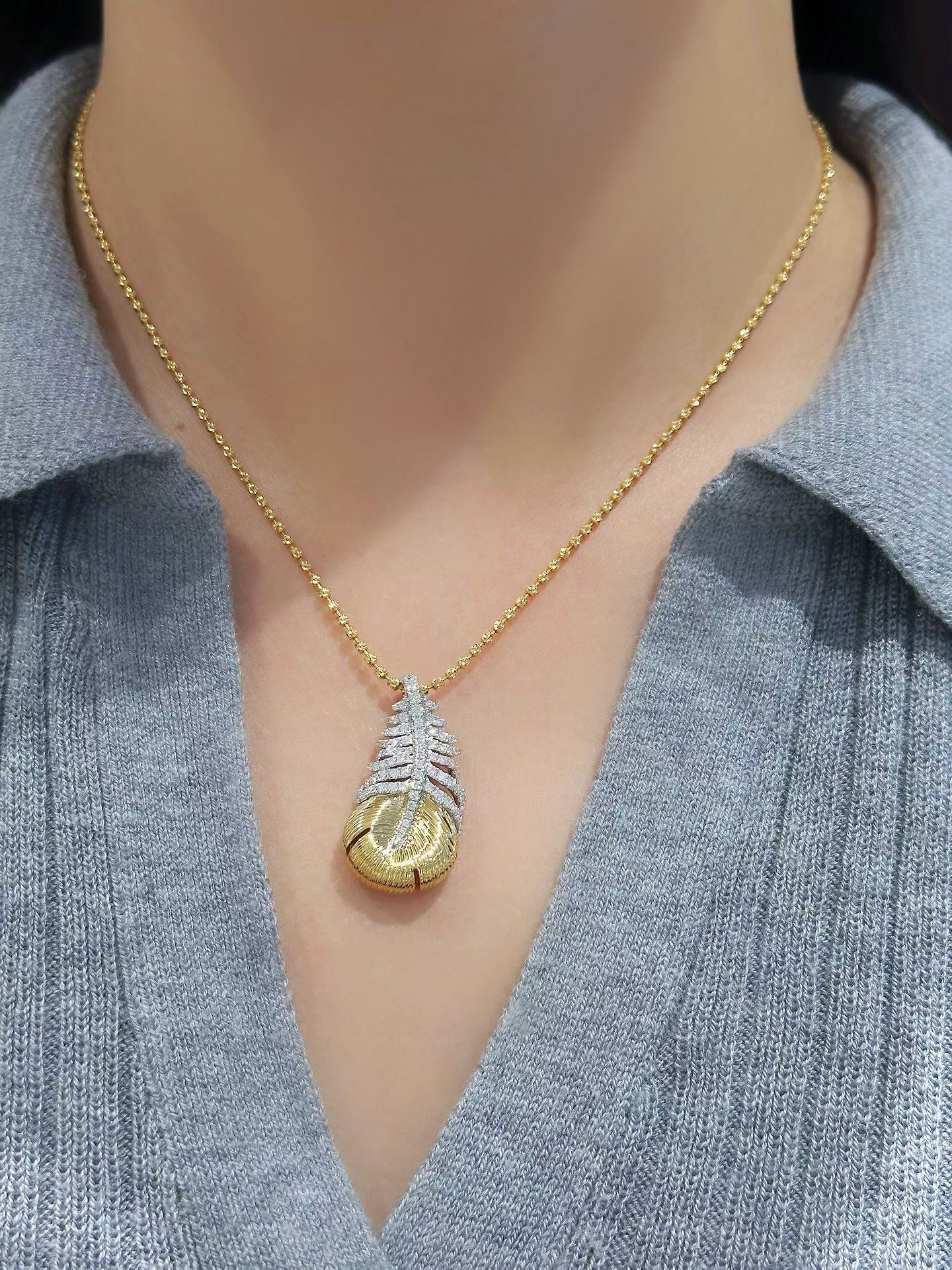 Leaf 18k Gold Diamond Pendant (Item No. VT484）