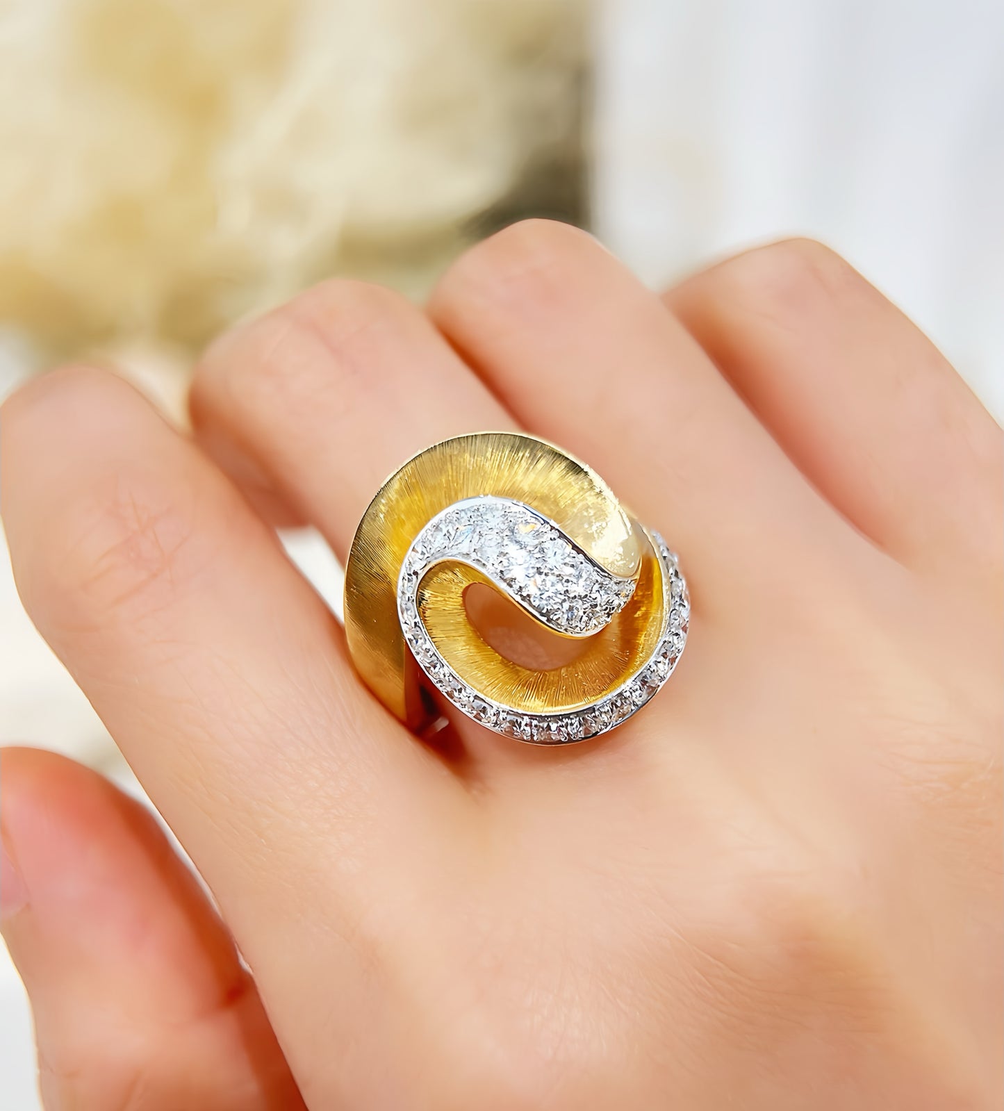 Dual Flow 18k Gold Diamond Ring (Item No. VT 279)