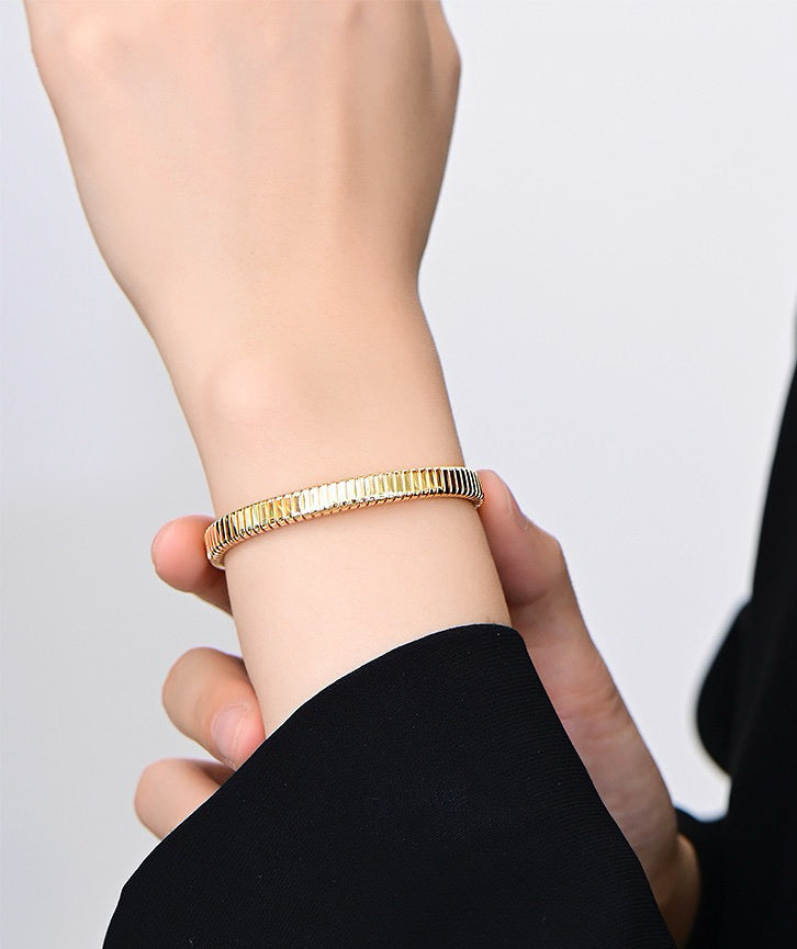 Contemporary 18k Gold Diamond Bracelet (Item No. GB0046）