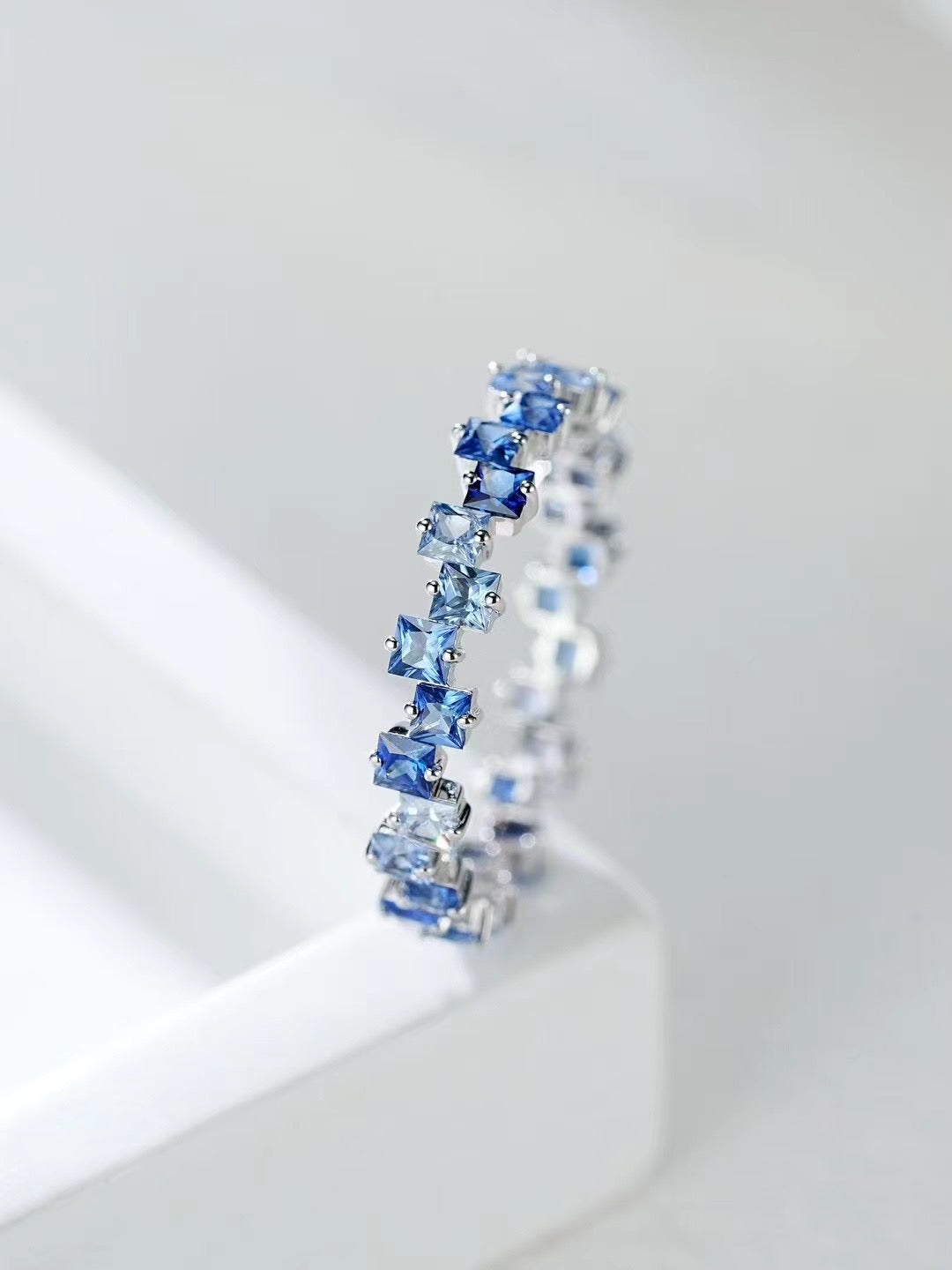 2.5mm Rainbow Sapphire 18k Gold Ring (Item No. SA110）