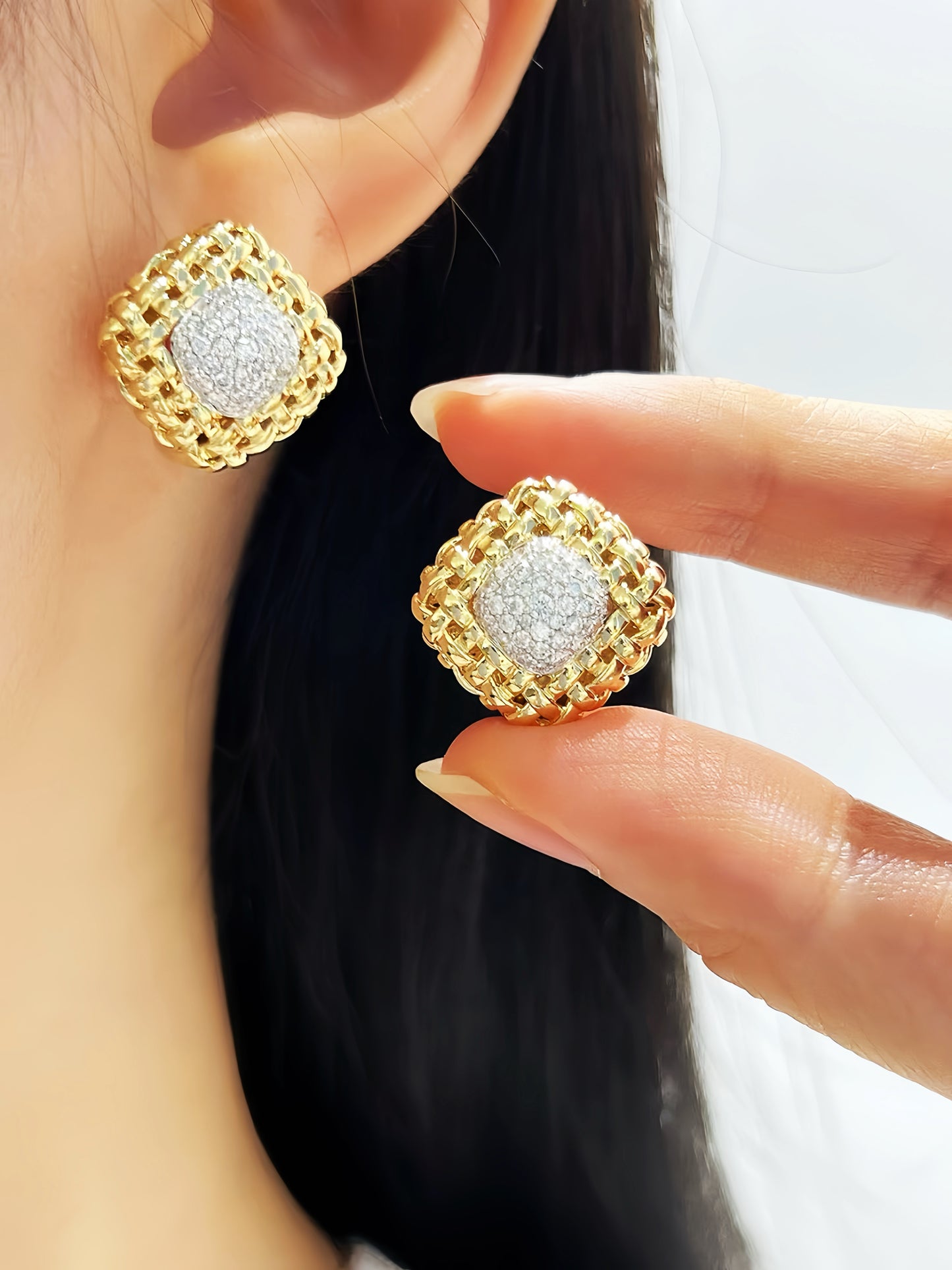 Weaving Hollow 18k Gold Diamond Earring (Item No. VT234）