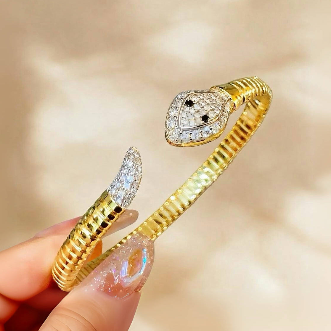 Snake 18k Gold Diamond Bracelet (Item No. VT247）