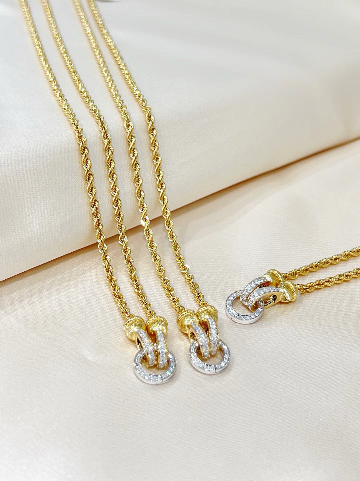 Contemporary 18k Gold Diamond Necklace (Item No. VT495）