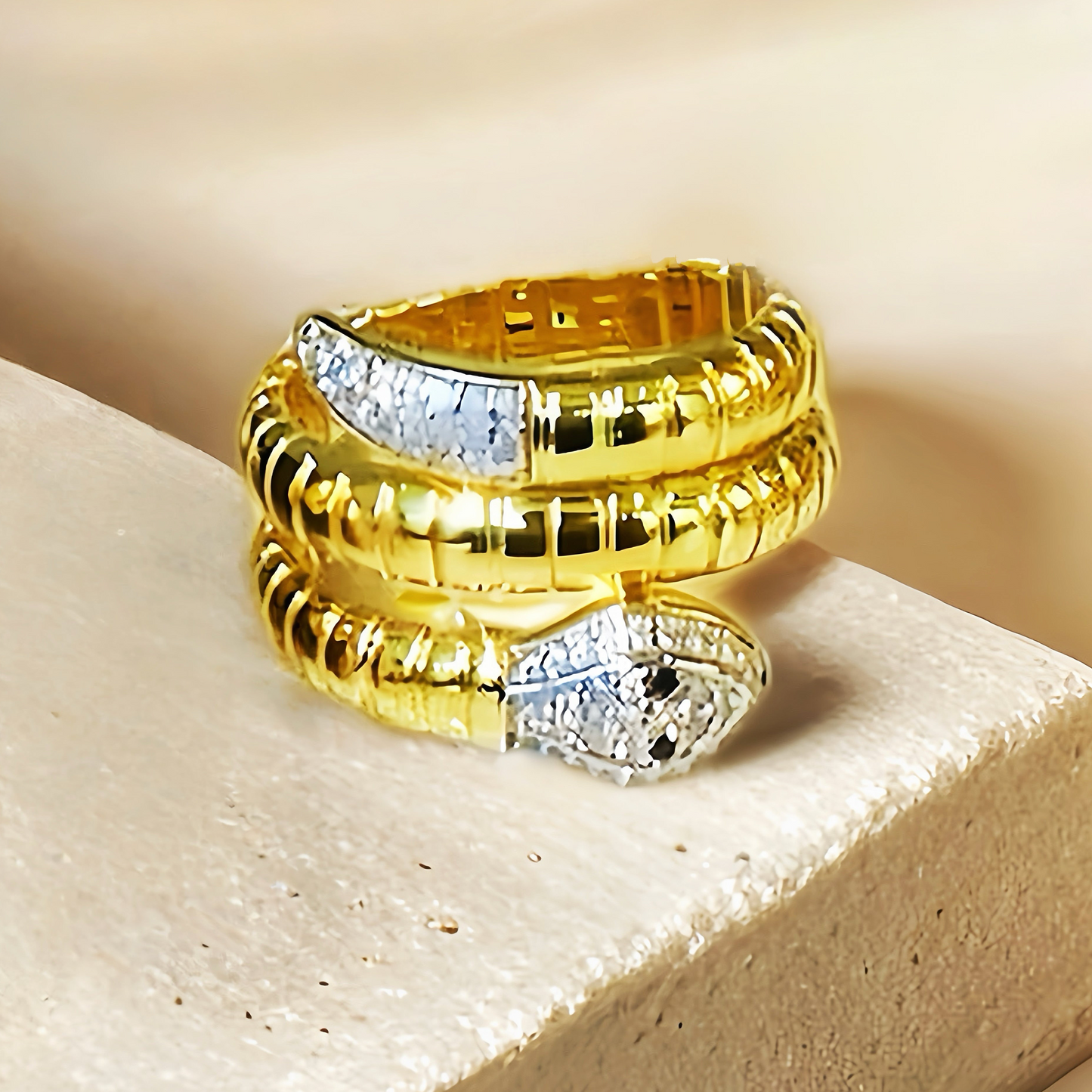 Snake 18k Gold Diamond Ring (Item No. VT248）