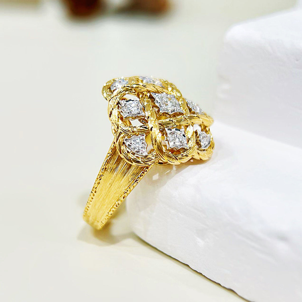 Vintage 18k Gold Diamond Ring (Item No. VT539）