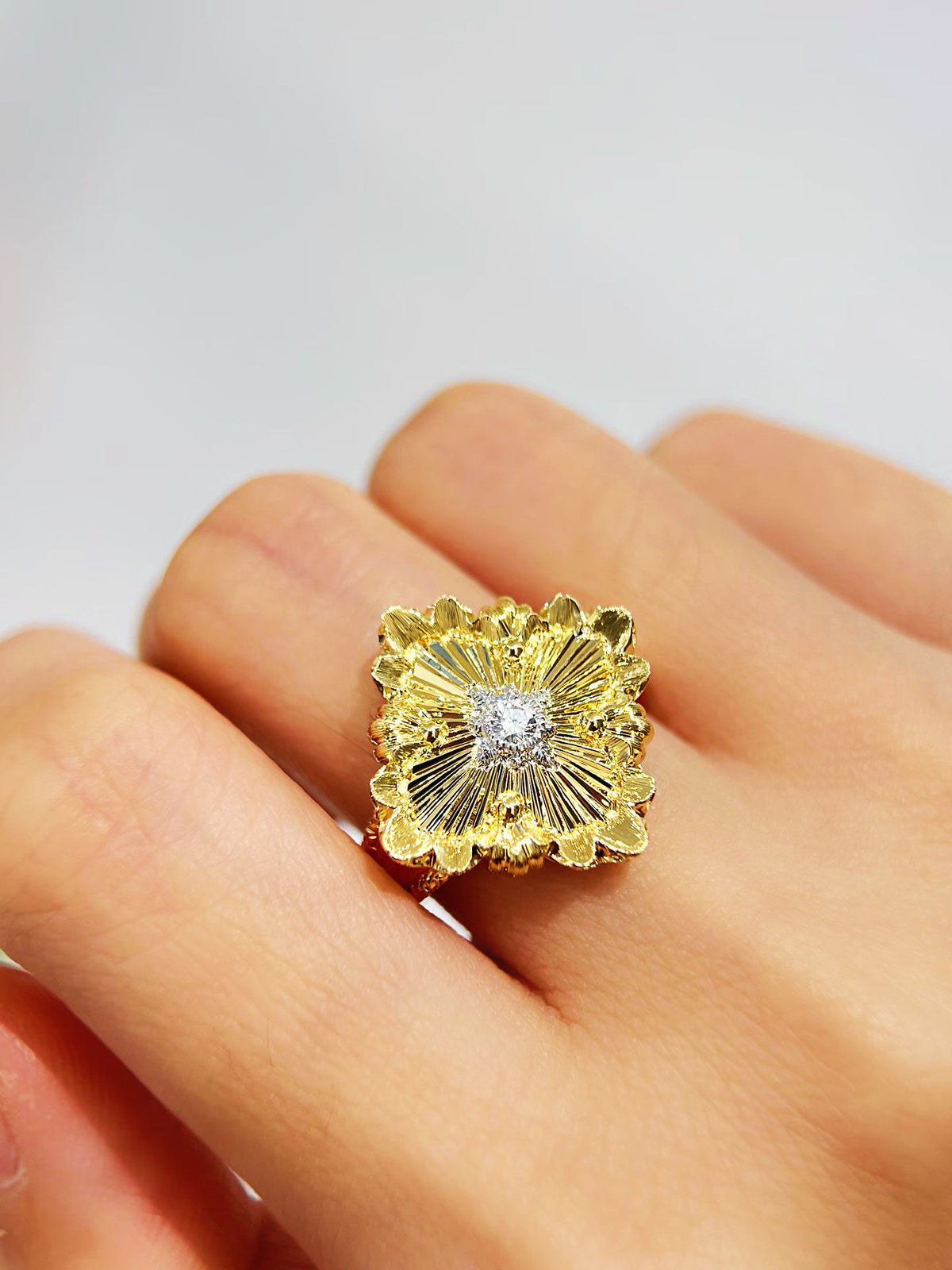 Vintage 18k Gold Diamond Ring (Item No. VT540）